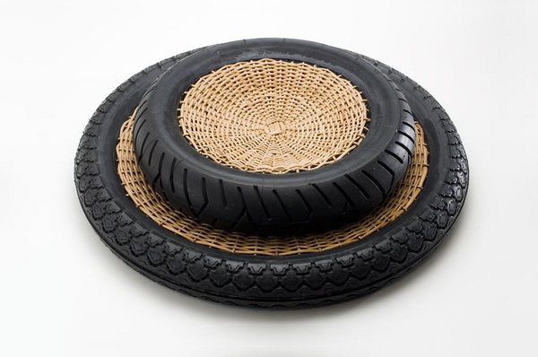 Transneomatic, plateaux en pneus réutilisé, bambou et osier. Créations Humberto et Fernando Campana éditée par Artecnica, 2007.