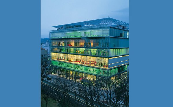 Médiathèque de Sendaï, création Toyô Îto, 2000.