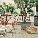 Ambiance tropicale dans le patio qui est meublé comme la terrasse d’un bistrot où l’on bavarde.