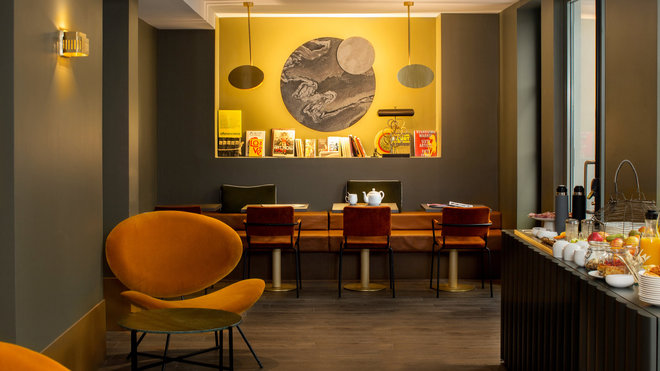 Dans la salle de petit-déjeuner, ambiance solaire et stimulante avec un luminaire en marbre créé par Dorothée Delaye et Daphné Desjeux.