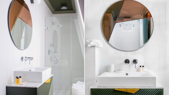 Les salles de bains sont équipées de meubles sous vasque dessinés par Dorothée Delaye et Daphné Desjeux avec des portes relieftées en bois laqué dessinant des jeux de formes géométriques colorées. Au sol, un calepinage de marbre en rayures contrastées. Miroir Réflections de Hugau Larsson.