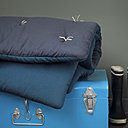 Edredon bicolore coloris Ardoise et Peacock, housse en 100 % percale de coton lavée, effet matelassé, existe en 90 x 200 cm, 140 x 200 cm et 160 x 200 cm. Création La Cerise Sur Le Gâteau.