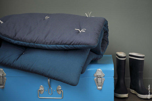 Edredon bicolore coloris Ardoise et Peacock, housse en 100 % percale de coton lavée, effet matelassé, existe en 90 x 200 cm, 140 x 200 cm et 160 x 200 cm. Création La Cerise Sur Le Gâteau.