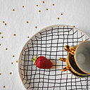 Nappe Na Lina coloris Craie, pluie de pois or, en métis (lin et coton), lavable en machine à 40°. En 160 x 160 cm et 160 x 250 cm. Création La Cerise Sur Le Gâteau.