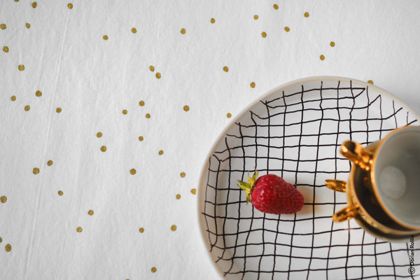 Nappe Na Lina coloris Craie, pluie de pois or, en métis (lin et coton), lavable en machine à 40°. En 160 x 160 cm et 160 x 250 cm. Création La Cerise Sur Le Gâteau.