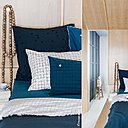 Harmonie avec accumulation de taies d’oreiller en percale de coton, coloris Ardoise, Peacock et Craie, collection Odette, Swann et Oscar. Création La Cerise Sur Le Gâteau.