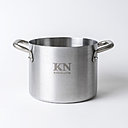 Comme dans les cuisines professionnelles, ce faitout signé KN Industrie, est un cuit pâtes en acier bien large, idéal pour les grandes tablées.