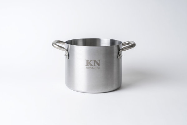 Comme dans les cuisines professionnelles, ce faitout signé KN Industrie, est un cuit pâtes en acier bien large, idéal pour les grandes tablées.