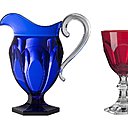 Ces verres et ce pichet, en plastique so chic, feront pâlir les grands verriers tant la ressemblance est bluffante. Création MarIo Luca Giustini.