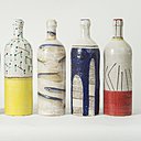 Authentiques et rustiques, ces bouteilles en céramique perpétuent le savoir faire artisanal et familial depuis 1930, Solimène art.