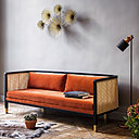 Contemporain, il remet au goût du jour le travail des fibres naturelles et la technique du cannage, associé à du velours, du bois et du laiton. Canapé Cannage, deux coloris, à partir de 3980 €.