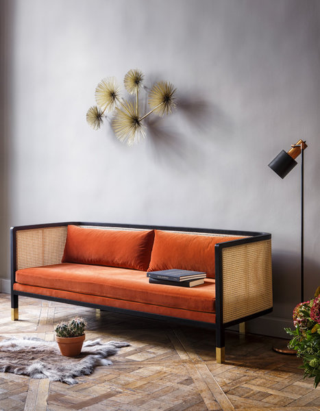 Contemporain, il remet au goût du jour le travail des fibres naturelles et la technique du cannage, associé à du velours, du bois et du laiton. Canapé Cannage, deux coloris, à partir de 3980 €.