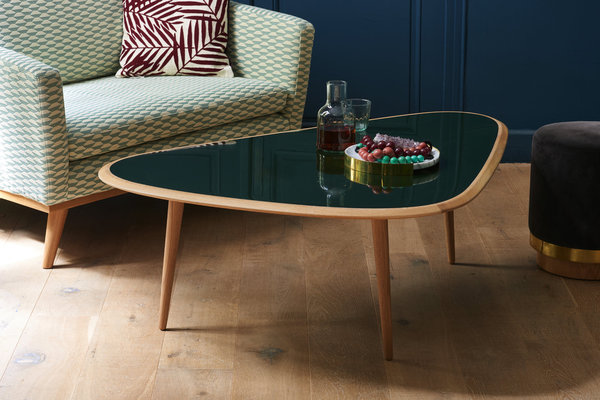 A partir d’une table basse inspirée des année 50, Red Edition a construit pas à pas une collection de mobilier et d’accessoires à la fois classique et dans l’air du temps.