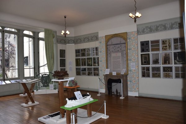 L’exposition « Hector Guimard, précurseur du design » est organisée dans l’Hôtel Mezzara, hôtel particulier construit en 1910-11 pour l’industriel du textile et créateur de dentelles Paul Mezzara, admirablement conservé.