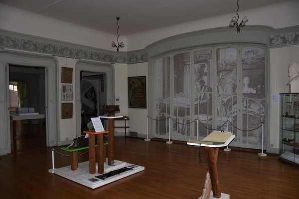 L’exposition « Hector Guimard, précurseur du design » occupe tout le rez-de-chaussée (hall central compris). Elle met l’accent sur les produits en série de Guimard fabriqués dans ses ateliers et sa vision avant-gardiste du futur métier de designer.