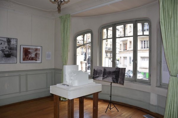 Maquette de l’Hôtel Mezzara dans le cadre intérieur du même hôtel qui fait aussi partie de l’exposition.