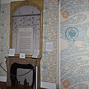 De part et d’autre de la cheminée, l’un des 4 motifs de papier-peint créés par Hector Guimard pour le Castel Béranger et réédité par Le Cercle Guimard.