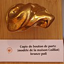 Copie d’un bouton de porte en bronze, réalisé initialement en laiton pour la Maison Coilliot à Lille et en porcelaine pour Le Castel Béranger, à partir de 200 €. Modèle réédité par Le Cercle Guimard.