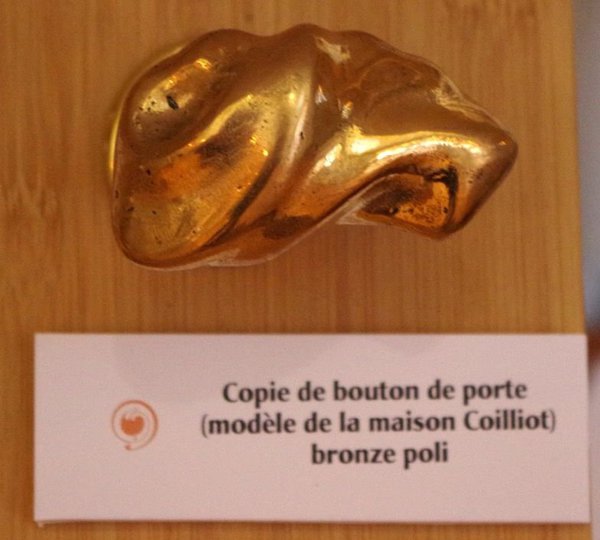 Copie d’un bouton de porte en bronze, réalisé initialement en laiton pour la Maison Coilliot à Lille et en porcelaine pour Le Castel Béranger, à partir de 200 €. Modèle réédité par Le Cercle Guimard.