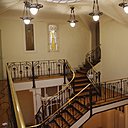 Les espaces intérieurs de l’Hôtel Mezzara ont conservé leurs éléments décoratifs, corniches en staff, lambris, escaliers, cheminées, vitraux et garde-corps habillés d’ornement en fonte.