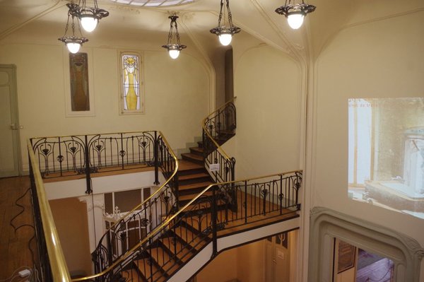 Les espaces intérieurs de l’Hôtel Mezzara ont conservé leurs éléments décoratifs, corniches en staff, lambris, escaliers, cheminées, vitraux et garde-corps habillés d’ornement en fonte.