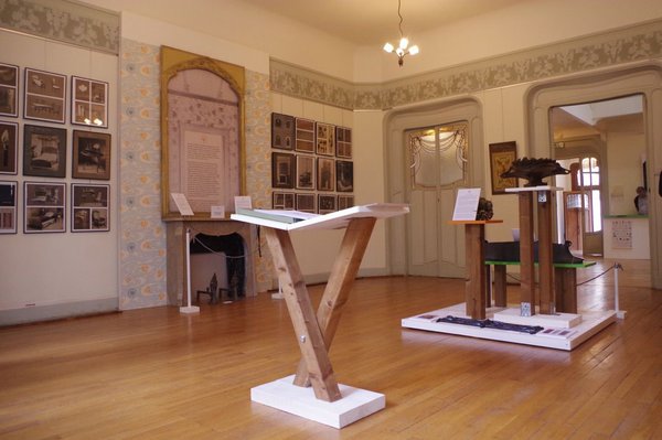 Détruits pendant les années 1960, les ateliers Guimard reprennent vie dans l’exposition « Hector Guimard, précurseur du design, à travers une maquette, des documents et des photos anciennes.