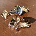 Copie de poignée de porte palière du Castel Béranger, ensemble béquille et rosace en bronze poli, à partir de 300 €. Modèle réédité par Le Cercle Guimard.