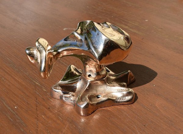 Copie de poignée de porte palière du Castel Béranger, ensemble béquille et rosace en bronze poli, à partir de 300 €. Modèle réédité par Le Cercle Guimard.