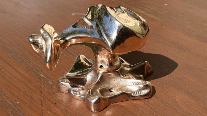 Copie de poignée de porte palière du Castel Béranger, ensemble béquille et rosace en bronze poli, à partir de 300 €. Modèle réédité par Le Cercle Guimard.