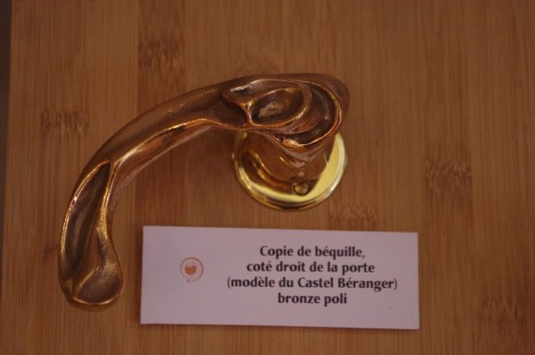 Copie de poignée de porte en bronze poli du Castel Béranger. Modèle réédité par Le Cercle Guimard.
