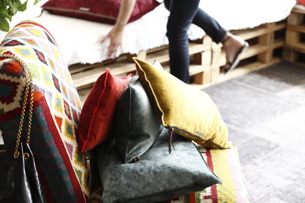 Les coussins zippés déhoussables sont caractérisés par de belles finitions. Modèle Vice-versa en lin Lavé et froissé, coloris sanguine, ardoise et tournesol, 30 x 50 cm, création Maison de vacances.