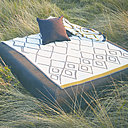 Plaid en jacquard feutré Mérinos et coton, coloris charbon. Existe en ocre, muscade et argile. 120 x 220 cm. Création Maison de vacances.