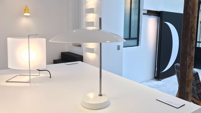 Dans le nouveau show-room de Disderot, à gauche, lampe 1021 à poser de Roger Fatus, créée dans les années 1960, en inox, bois et plexiglas. Le designer et l’éditeur ont travaillé à partir d’un calque de 1957 qui, à l’époque, n’avait pas donné suite à un prototype. A droite, créé par Pierre Disderot, la lampe 1013 en métal laqué, laiton poli et verre. Modèles édités par Disderot en 2017.