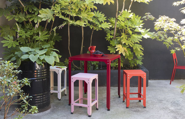 Collection Hegoa composée de tables, mange- debout (H 75 et 90 cm), tabourets de bar (H 65 cm), bancs (H 45 cm), tabourets (H 45 cm), tables basses (H 35 cm)... plus d’une vingtaine de coloris au choix. Création Luc Jozancy.