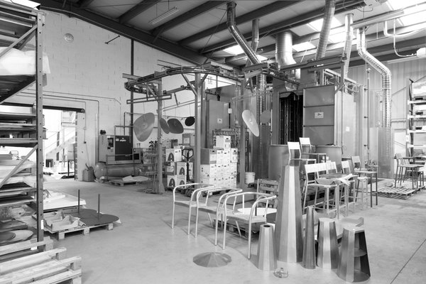 La conception et la fabrication 100 % made in France sont réalisées dans l’atelier d’origine à Tarare et dans une nouvelle unité de fabrication à Lentilly, près de Lyon.