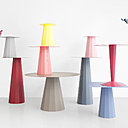 Collection Ankara composée de table de repas avec plateau carré ou rond et de mange-debout. Hauteur : 60, 74 et 110 cm. 11 couleurs disponibles. Création Constance Guisset.