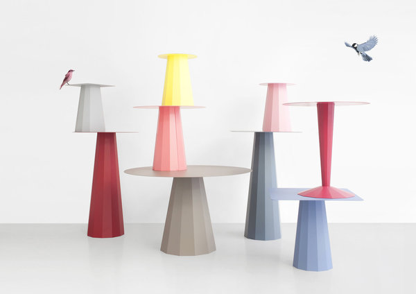 Collection Ankara composée de table de repas avec plateau carré ou rond et de mange-debout. Hauteur : 60, 74 et 110 cm. 11 couleurs disponibles. Création Constance Guisset.