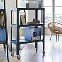 A gauche, bout de canapé Leste (H 50 x 30 x 30 cm) créé par Luc Josancy. A droite, étagère Hegoa qui propose un programme de rangement modulable. Sur roulettes, elle est déclinée en 8 dimensions, 3 largeurs et 3 hauteurs, avec 2, 3 ou 4 tablettes et des montants pré-percés pour les placer à la hauteur désirée. 27 couleurs disponibles. Création Luc jozancy.