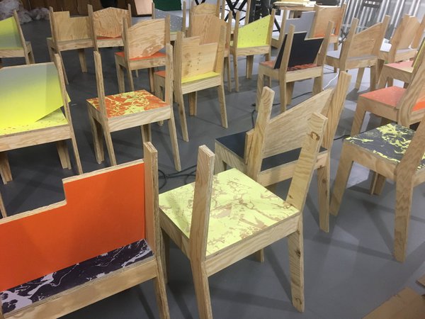 Les chaises avec assise au décor marbré en trompe-l’œil font référence à la pierre naturelle.