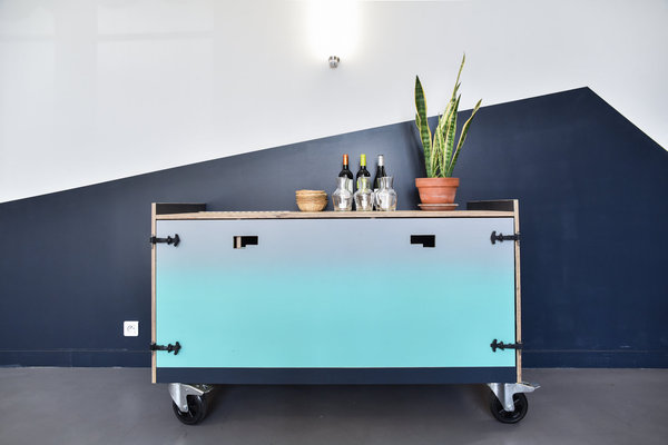 La double desserte du midi se métamorphose en bar annexe ou tireuse lors de forte affluence dans la salle de concert.