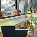 Il y a même une table pour les amoureux qui pourront dîner en tête à tête face à la voie ferrée.