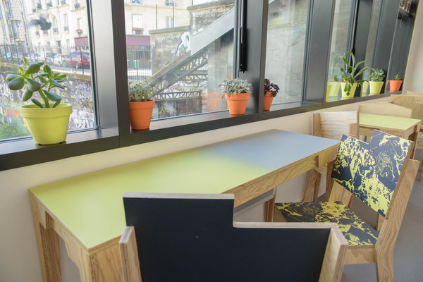 Il y a même une table pour les amoureux qui pourront dîner en tête à tête face à la voie ferrée.