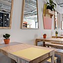 Dans le bar, près des tables, les dessins des miroirs font référence aux formes des pierres de taille des voûtes, situées au-dessus des fenêtres ou sous les balcons des façades haussmanniennes.