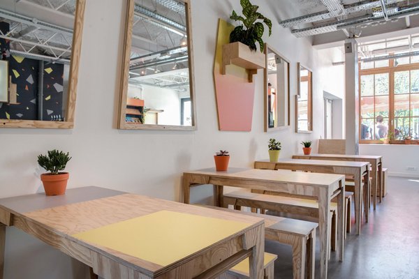 Dans le bar, près des tables, les dessins des miroirs font référence aux formes des pierres de taille des voûtes, situées au-dessus des fenêtres ou sous les balcons des façades haussmanniennes.