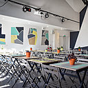 La salle de restaurant se transforme en salle de concert, le soir venu. Tous les meubles réalisés spécialement pour le lieu ont été valorisés par des jeux de couleurs et de contrastes selon une gamme de formes géométriques propres à rationaliser le projet décoratif, le rendre cohérent et harmonieux.