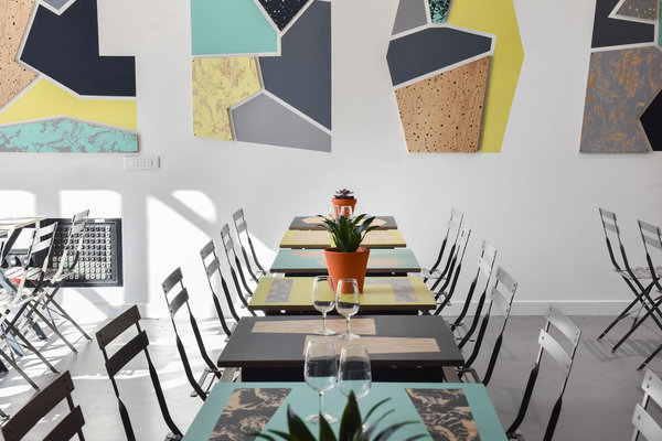 Le restaurant offre 30 couverts, sous sa verrière et ses 6 mètres de hauteur, avec un volume en pleine lumière.