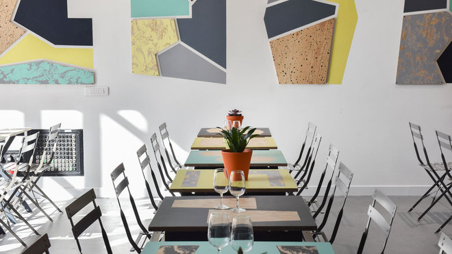 Le restaurant offre 30 couverts, sous sa verrière et ses 6 mètres de hauteur, avec un volume en pleine lumière.