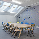 Les paillettes colorées que l’on retrouve derrière le bar, mais aussi dans l’atelier en fresque murale, s’affichent en clin d’œil au béton Preston, composé d’une mosaïque de petits cailloux, que l’on retrouve partout dans le quartier.