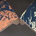 Gros plan sur les assises de chaises avec effets de marbrures réinventées par des couleurs décalées.