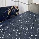 Les décors des chaises et des tables s’accordent en couleurs. Marbrures ou effet de terrazzo et granito.